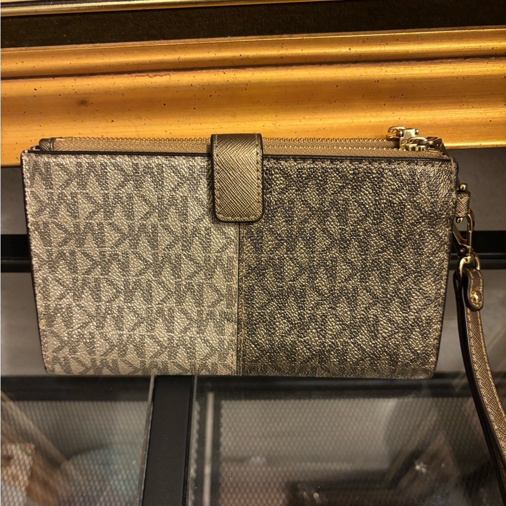 Michael Kors Double Zip Brown
Wallet Wristlet
